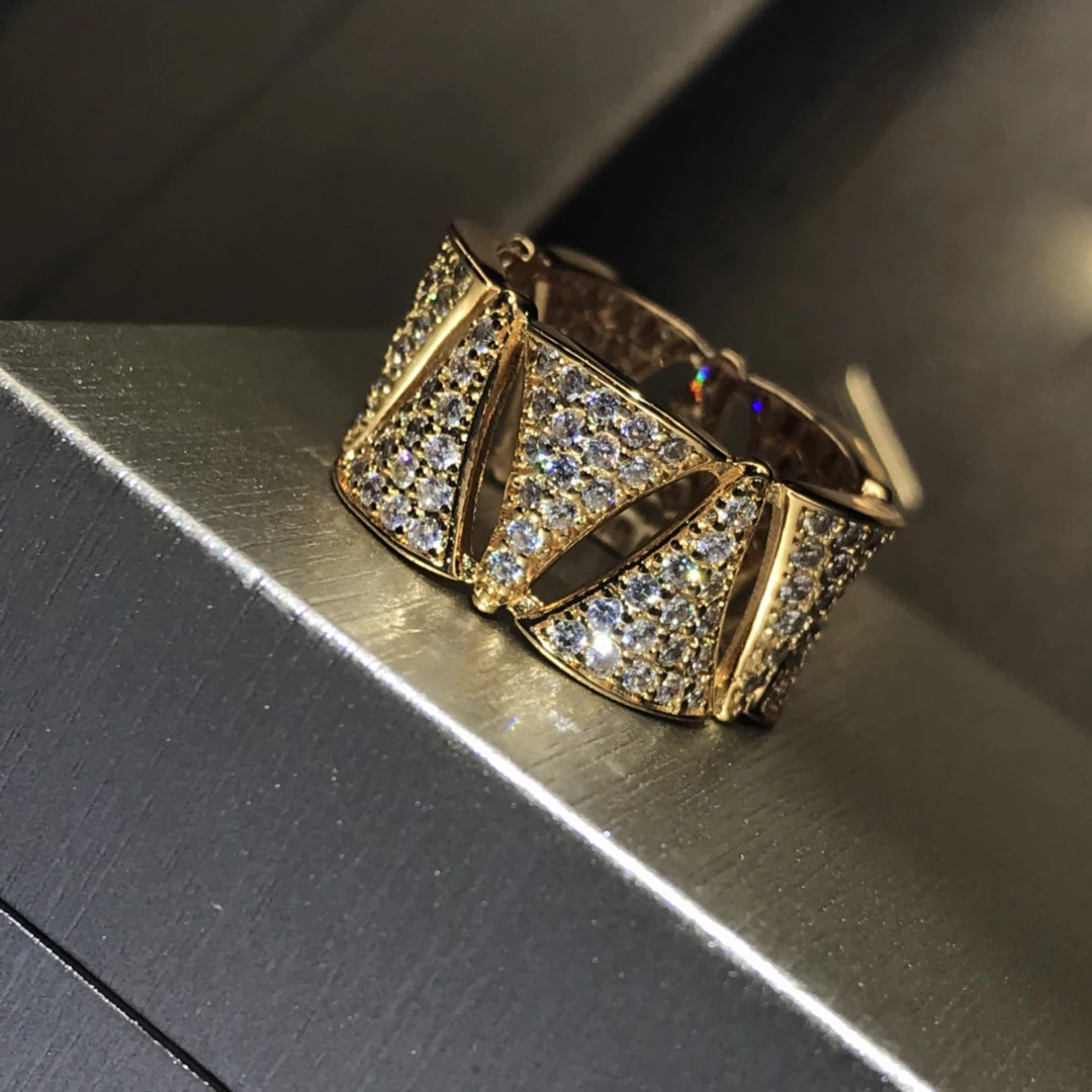 

New charm jewelry full of diamond rings. Rose gold and white gold. Fashion Explosion