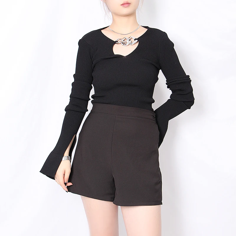 Женский трикотажный свитер TWOTWINSTYLE черный ажурный с V-образным вырезом и длинными