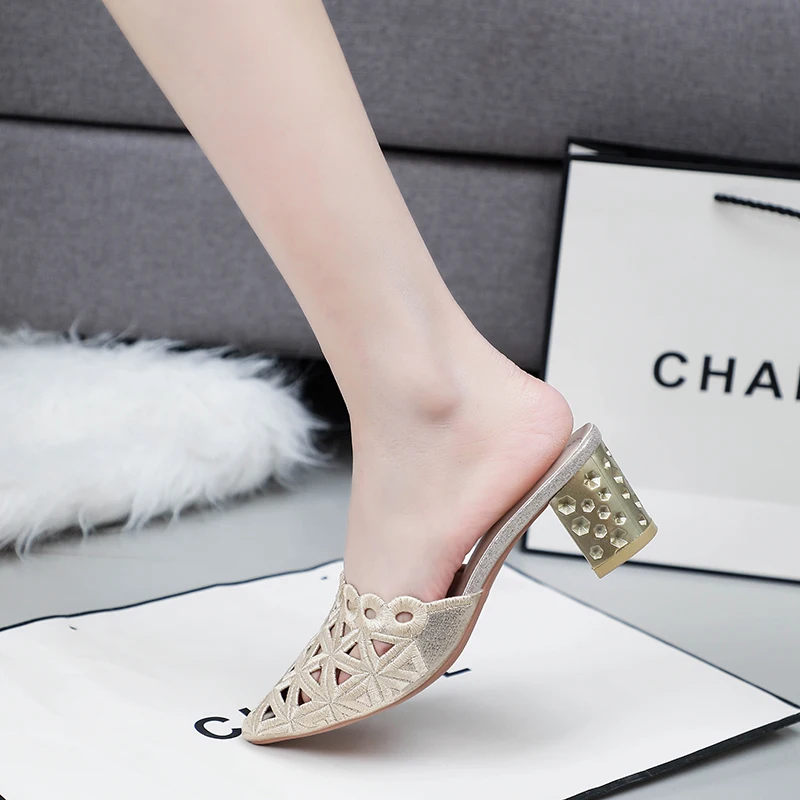 

2021 new spring and summer women's slippers solid color stitching pointed fairy style outer wear rhinestone hollow comfortable v