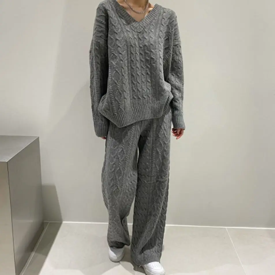 

Костюм женский трикотажный из пуловера и прямых брюк, на осень