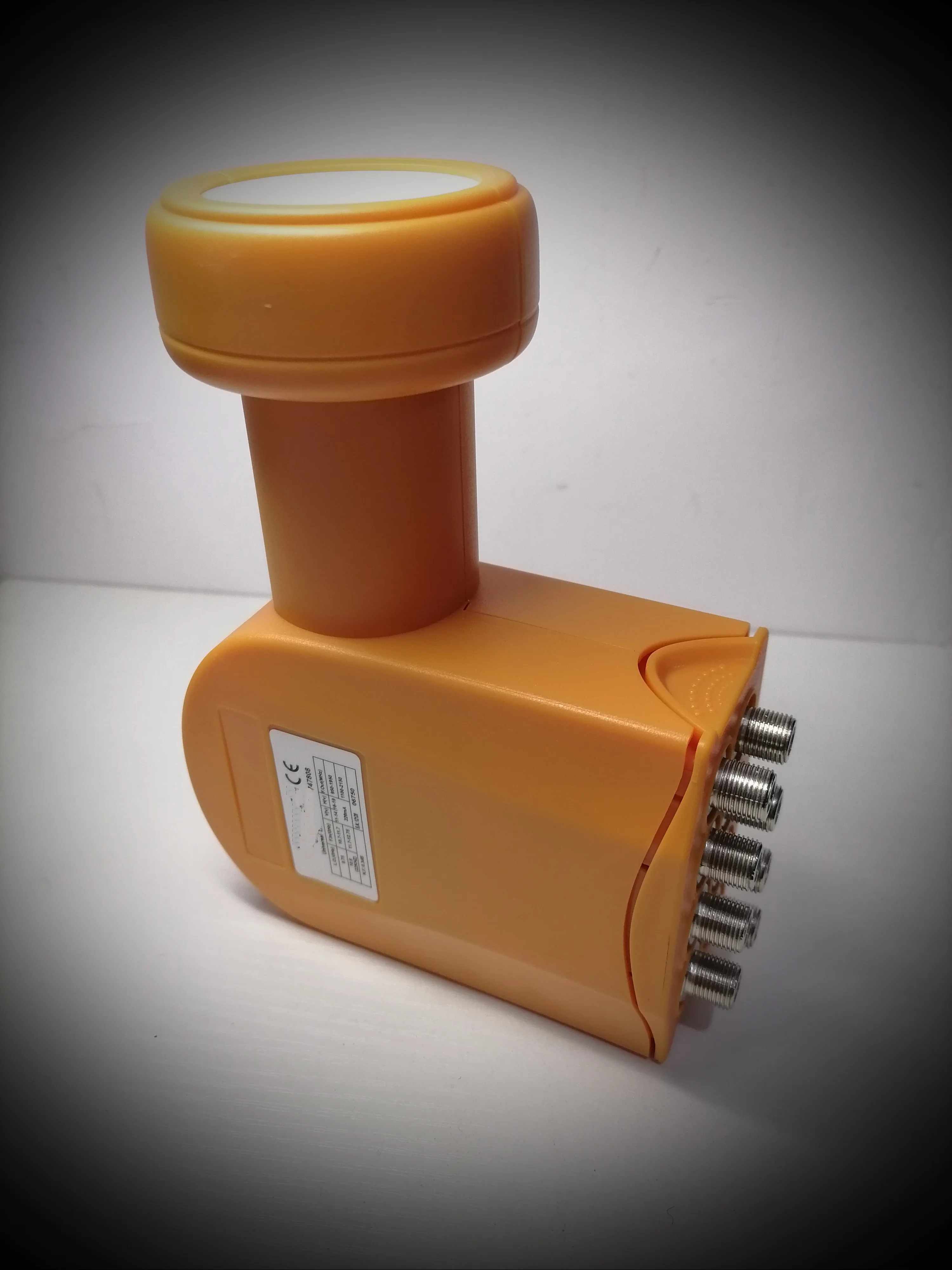 Универсальное устройство для спутниковой передачи с высоким коэффициентом