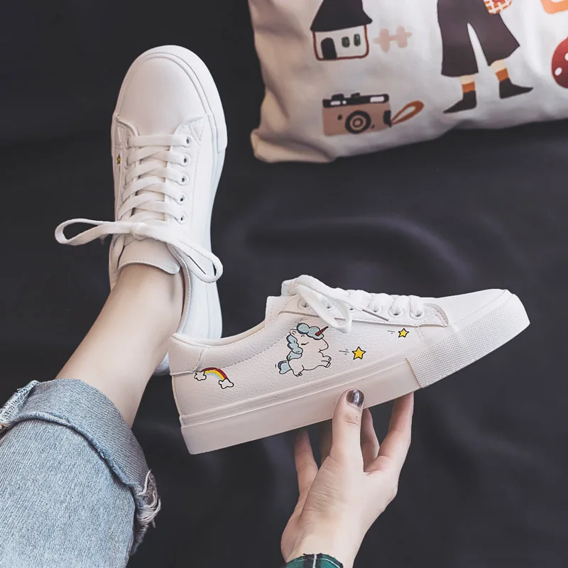 Женская обувь с рисунками из мультфильмов; коллекция года; сезон осень; Новинка; модные повседневные кожаные кроссовки на плоской подошве с радужной расцветкой; Милая женская обувь с низким верхом на нескользящей подошве