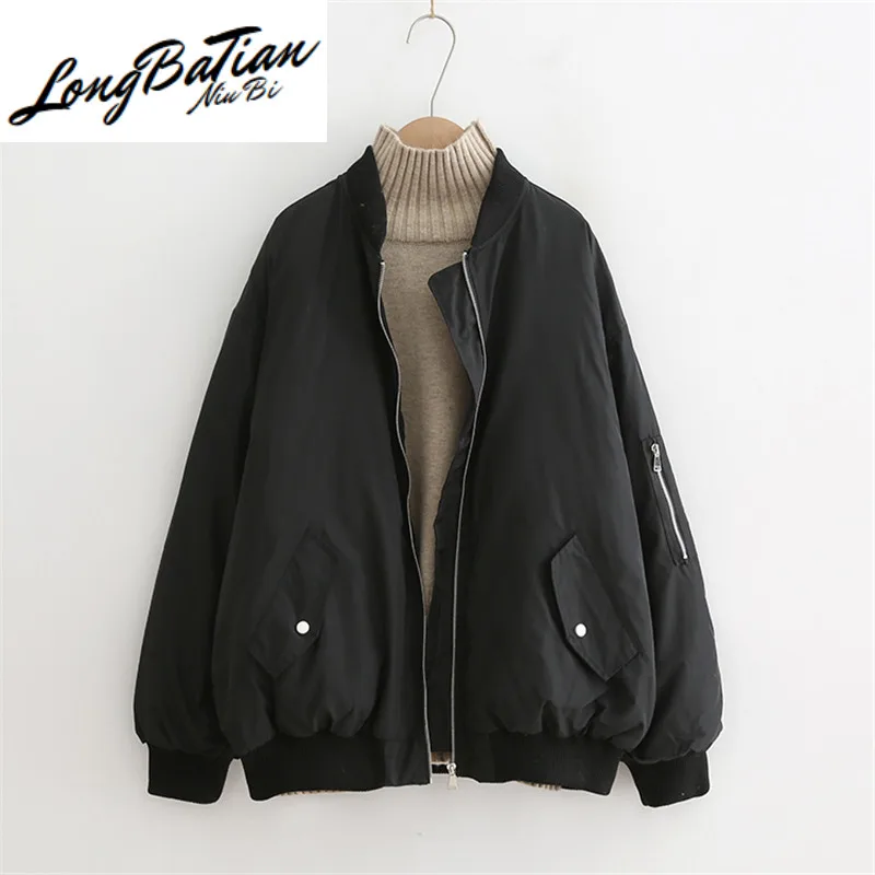 Женская куртка бомбер на молнии однотонная короткая с длинными рукавами и