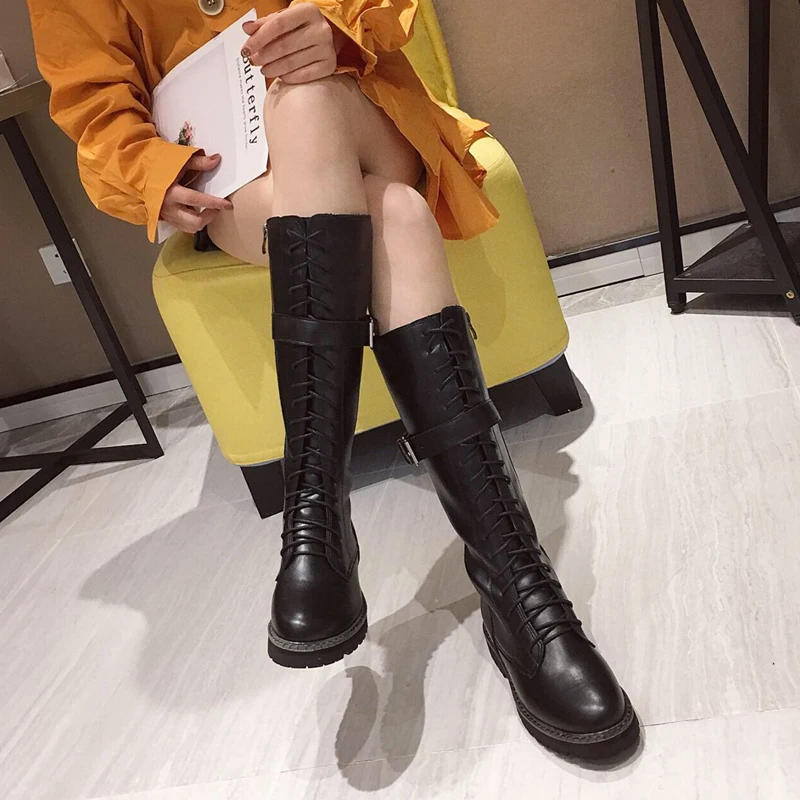 Женские высокие сапоги до колена с круглым носком; ботинки «Martens» в байкерском стиле; обувь для верховой езды на шнуровке; обувь на платформе с боковой молнией; Повседневная шикарная зимняя обувь; большие размеры