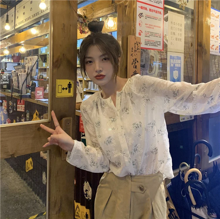 

Женская однобортная рубашка с круглым вырезом и цветочным принтом