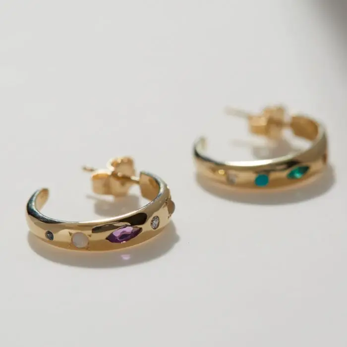 Популярные серьги-гвоздики с радужным австрийским декором кофейного золотого и