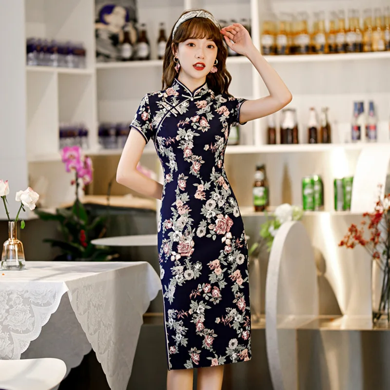 

Летние пикантные средней длины для стройной фигуры Длина Qipao для молодых девушек Цветочный принт элегантные Cheongsam Темно-синие с воротником ...
