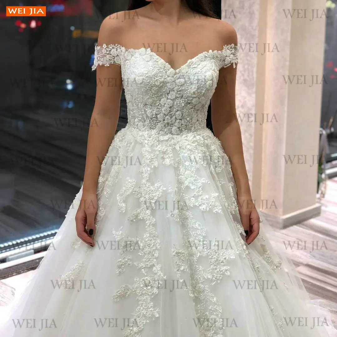 Свадебное платье цвета слоновой кости с открытыми плечами на шнуровке жемчугом