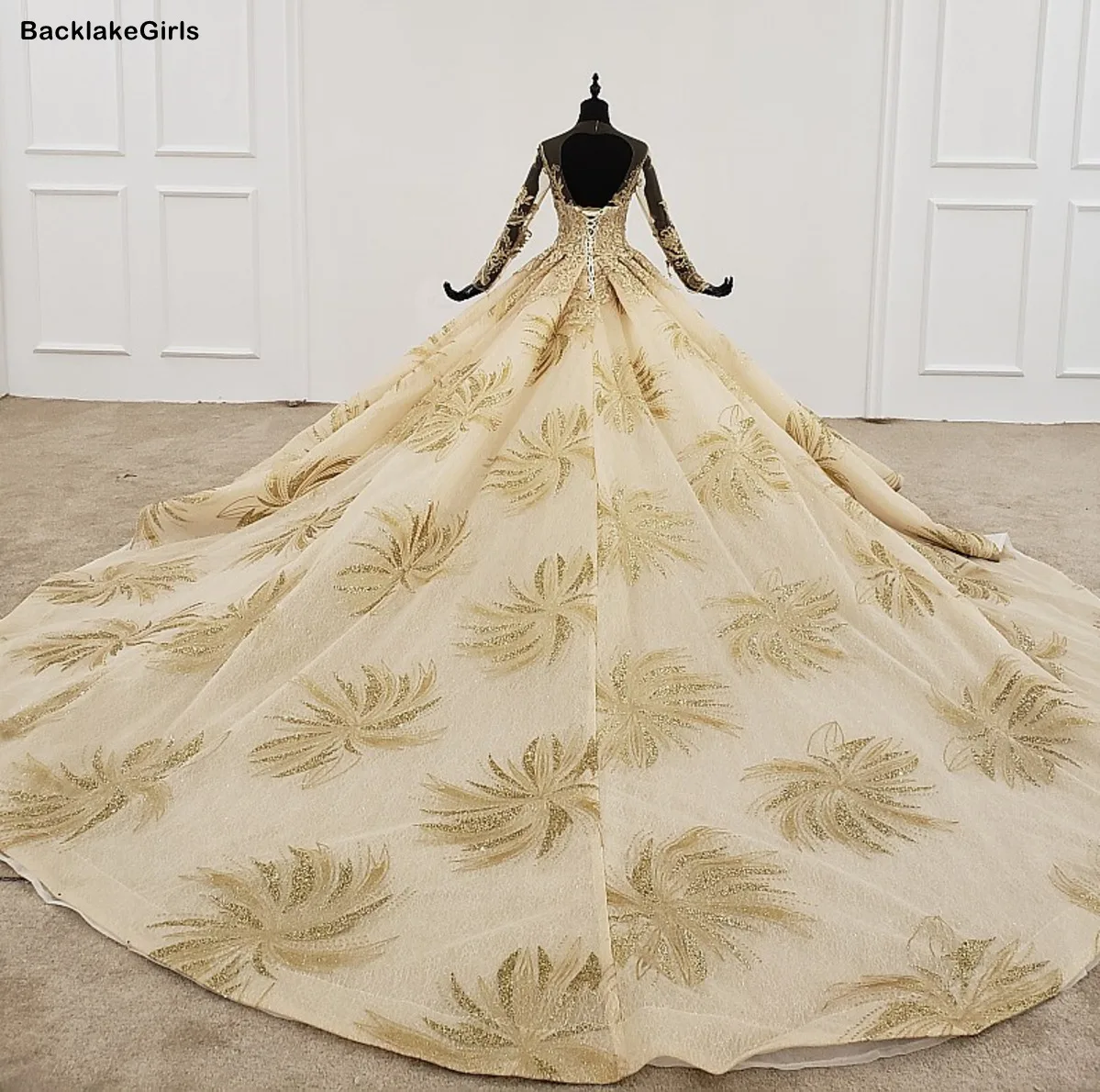 Свадебные платья цвета шампанского золотистого со шлейфом с круглым вырезом