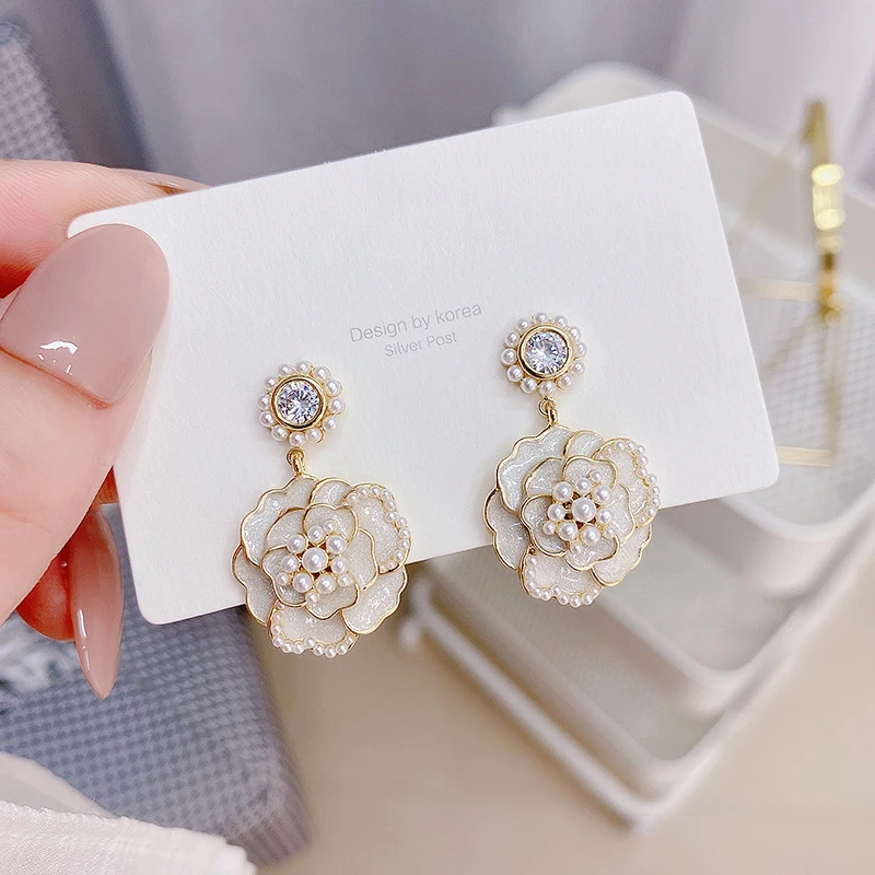 

Camellia Shape Pearl Women Earrings Temperament Advanced Atmosphere Earrings Summer French Stud Earrings Pendientes