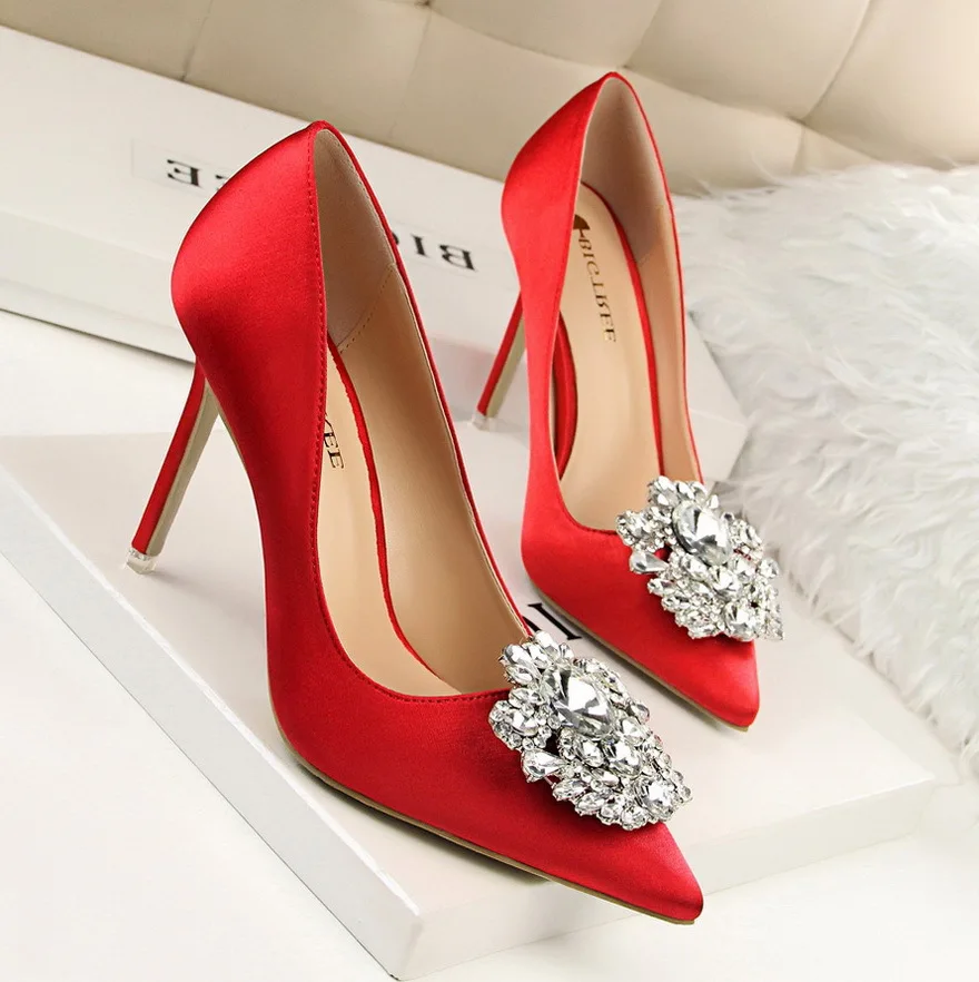 Новые шелковые зеленые остроносые женские тонкие туфли с женской липкой обувью