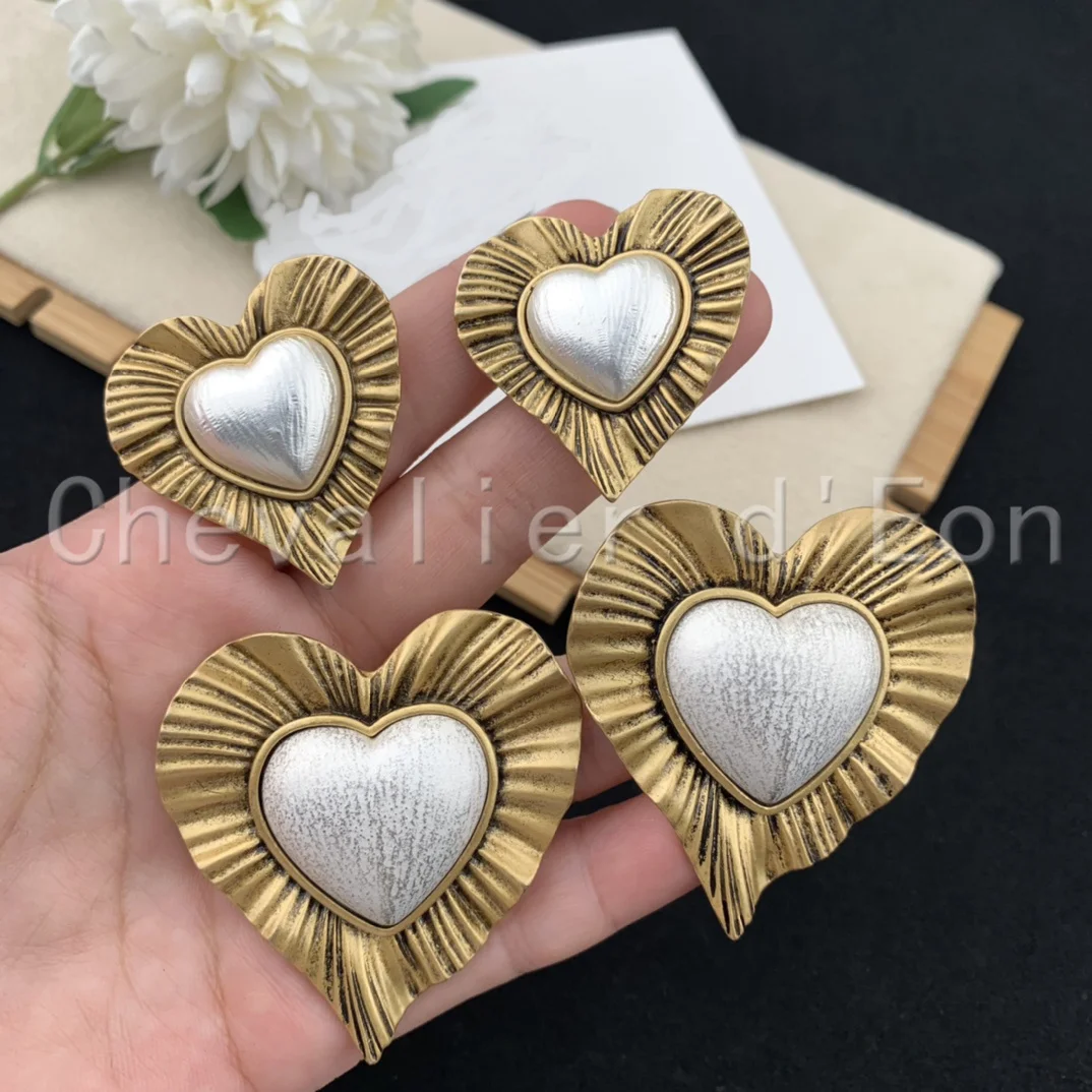 

Chevalier d'Eon Hot Brand Fashion Trends Pearl Heart Shaped Stud Earrings Elegant Design Wedding Party Jewelry For Women