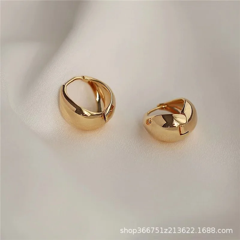 

Минималистичные Модные металлические маленькие серьги-кольца для женщин, модные металлические серьги золотого цвета, серьги с пряжкой, юве...
