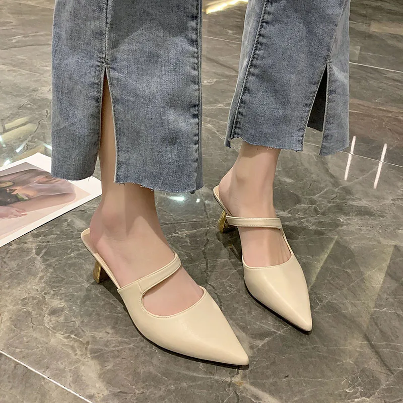 

Thin Heels Slippers Soft Med Women Luxury Shoes Pantofle Pointed Toe Slides Rivet Lady Comfort Designer Summer 2021 Cover Girl R