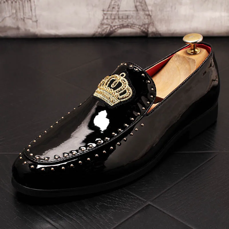 

Designer Men Black White Crown Embroidery Rivet Oxfords Casual Shoes Homecoming Dress Wedding Prom Shoes Sapato Social Zapatos