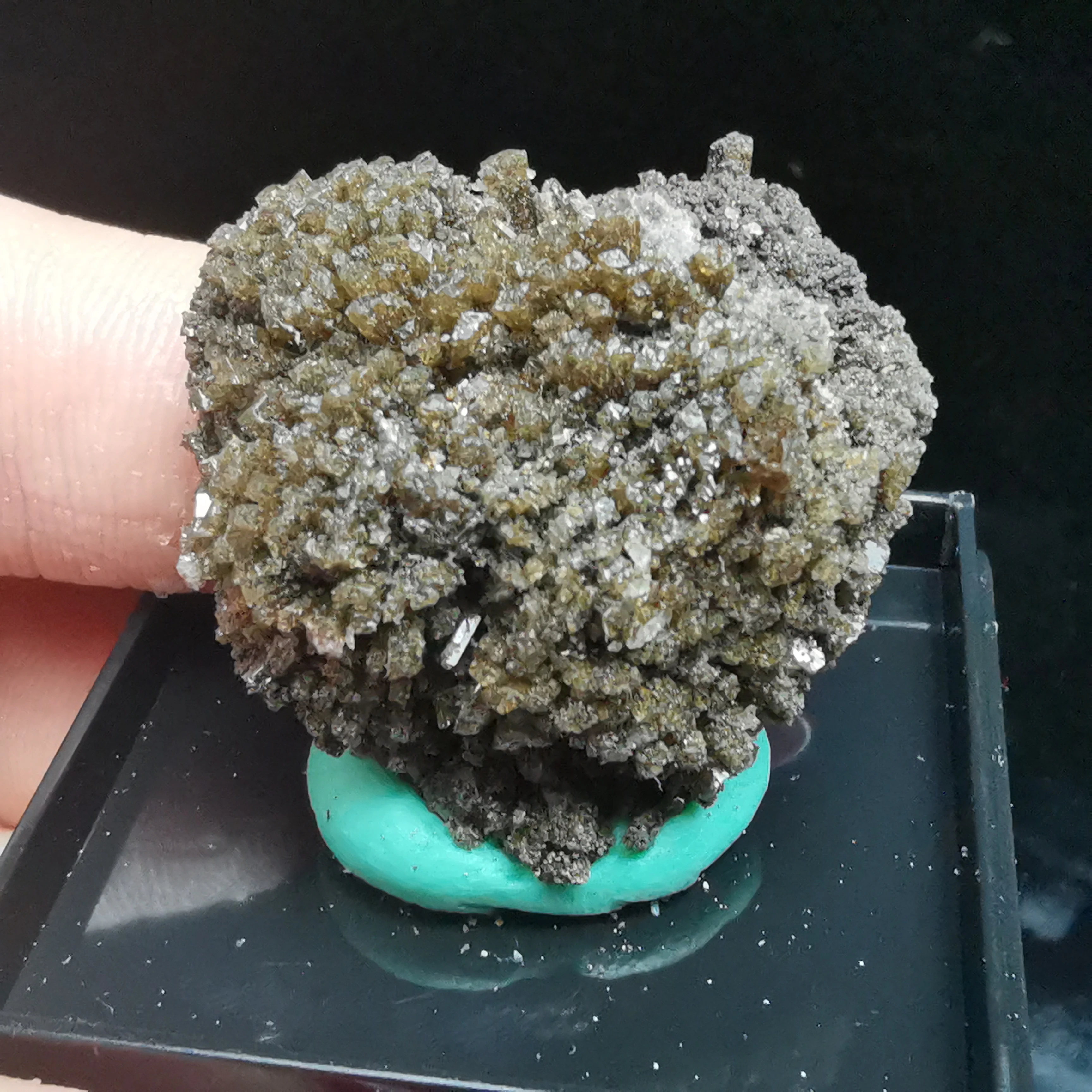 

Натуральный высококачественный фтористый ангидрид алюминия и зеркальный лечебный энергетический камень, декоративный кварцевый драгоценный камень (коробка)