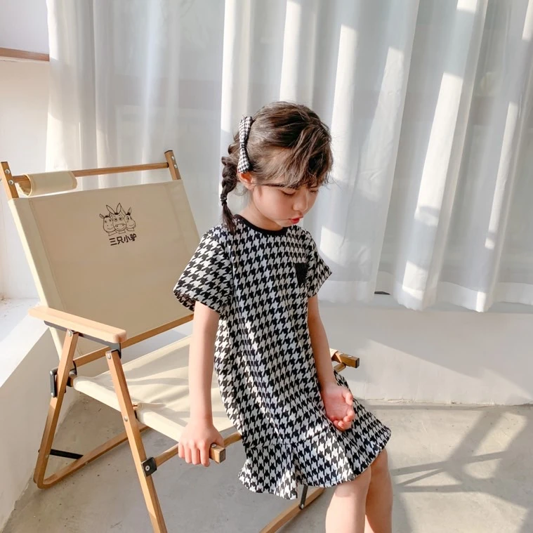

Baby girl's black and white Millennium lattice princess skirt with ruffle hem girl's letter sweet temperament Birthday Dress