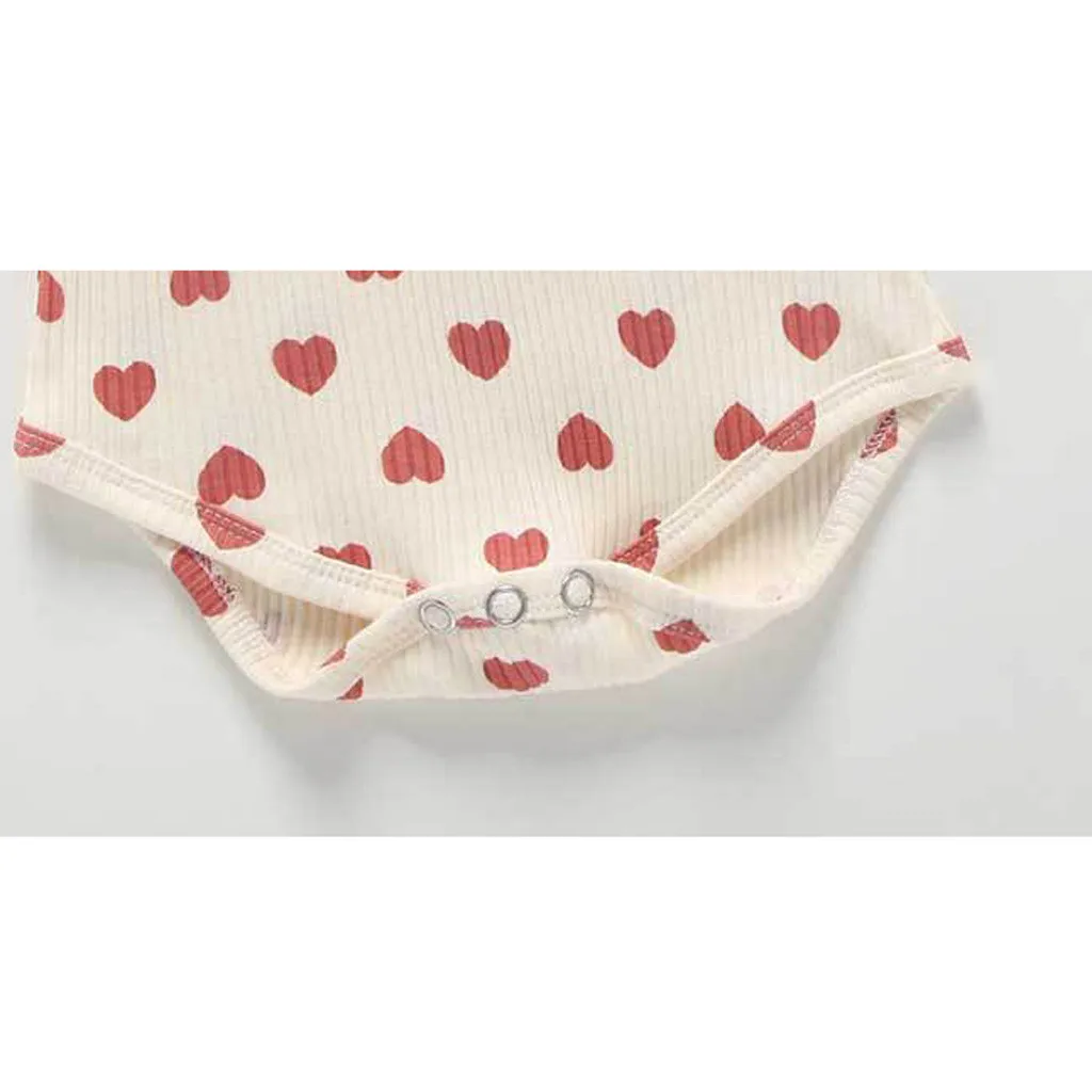 Малыша Комбинезоны для девочек Одежда маленьких детей с принтом сердечки