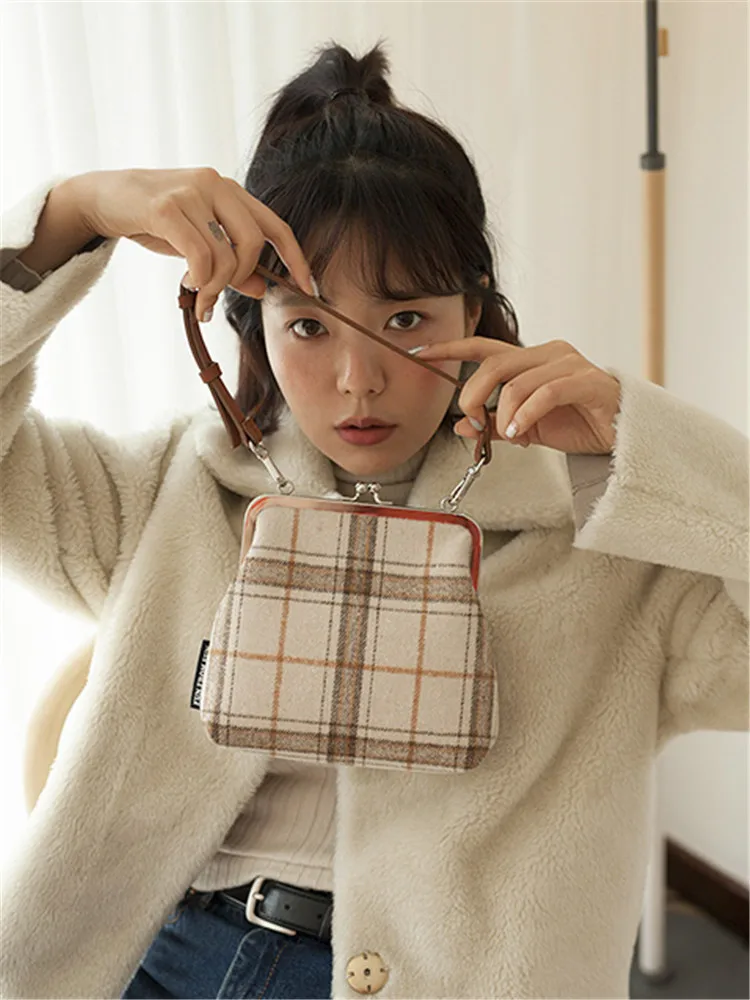 Винтажная женская сумка на застежке простая дизайнерская через плечо Брендовая