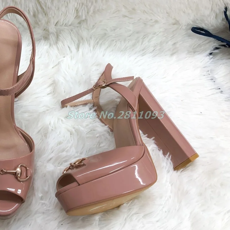 Босоножки из лакированной кожи на платформе с открытым носком модельные