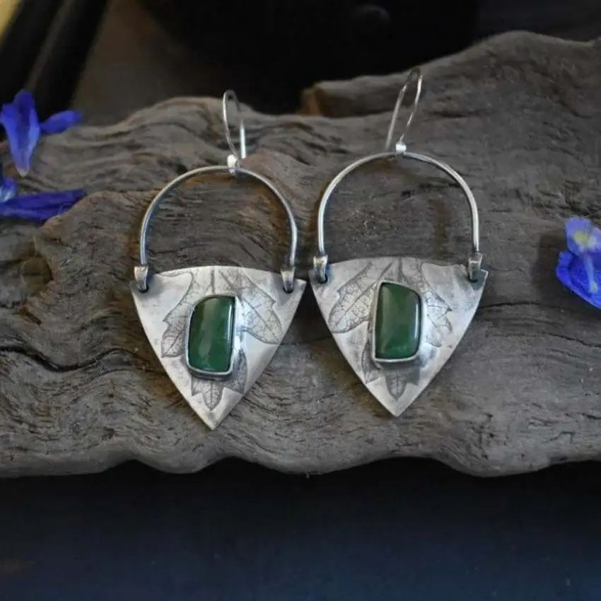 

Fresh Green Stone Embellished Vintage Silver Metal Triangle Drop Earrings for Women 2021 Fashion Brand Designer Jewelry