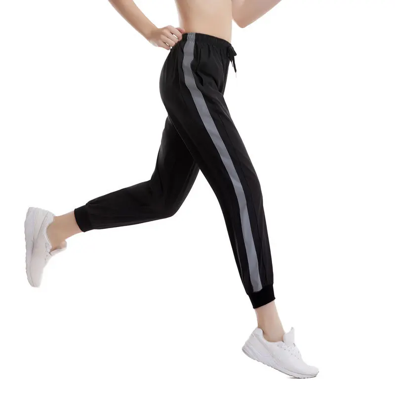 Светоотражающие женские штаны Джоггеры со светоотражающими полосками