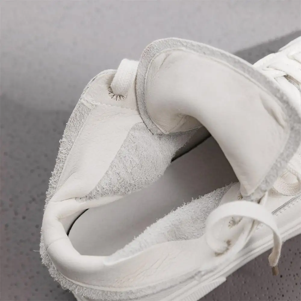 Женские кроссовки из натуральной кожи на плоской подошве с круглым носком в