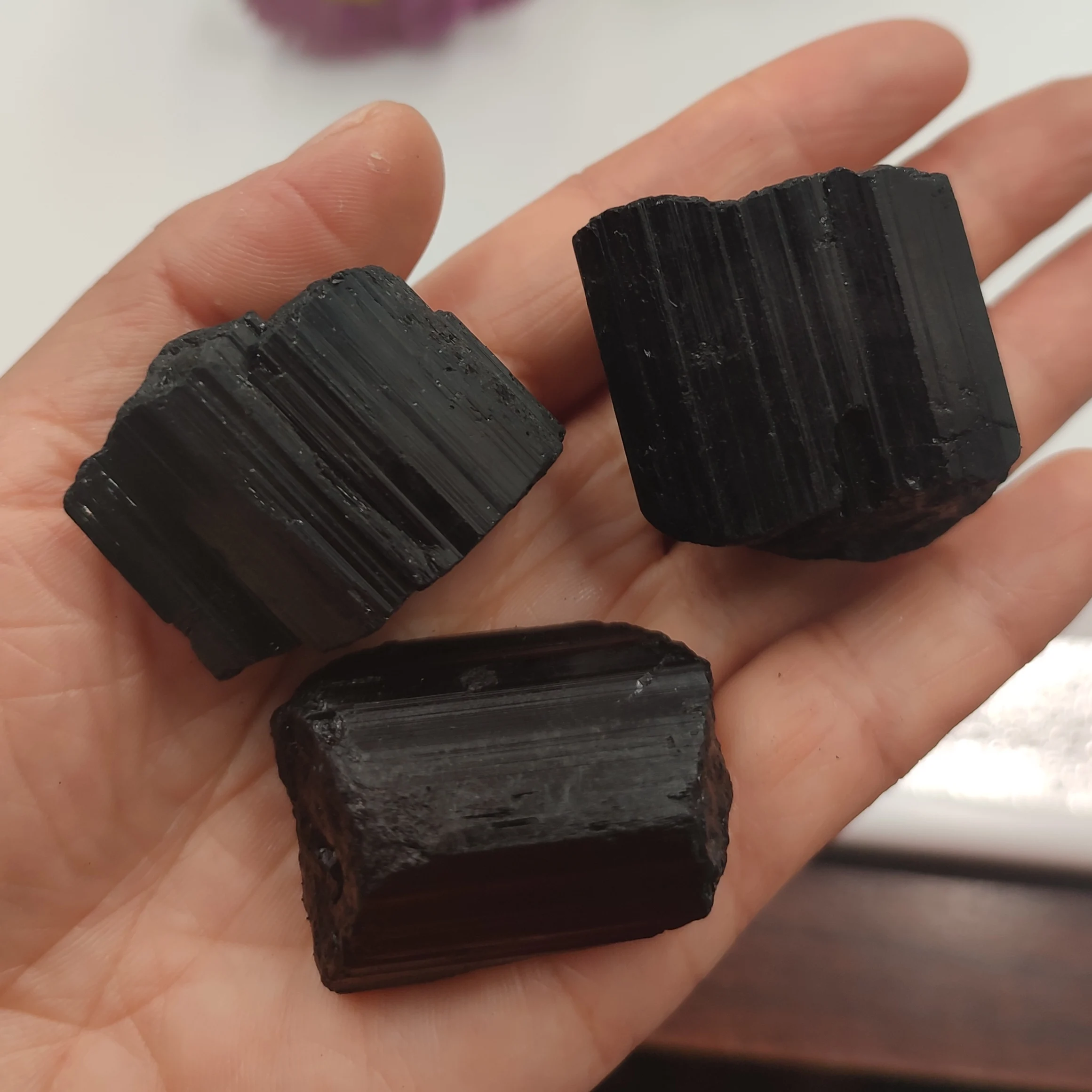 

1 шт. случайный необработанный Турмалин необработанный кристалл Кварцевый Минеральный фотокамень драгоценные камни чакра Декор подарок 2-4 ...