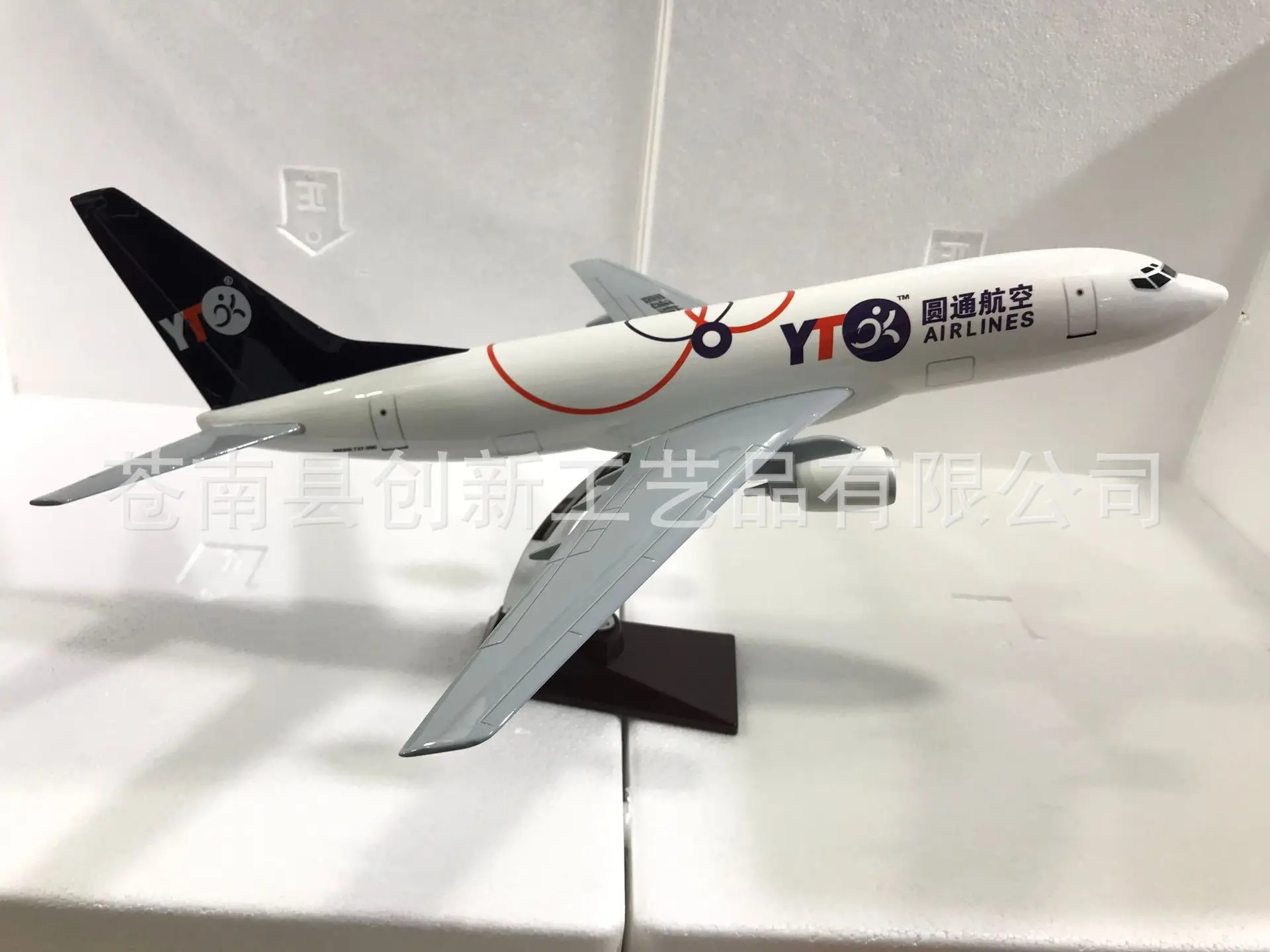 

Модель самолета Yuantong из смолы 737-300, 47 см