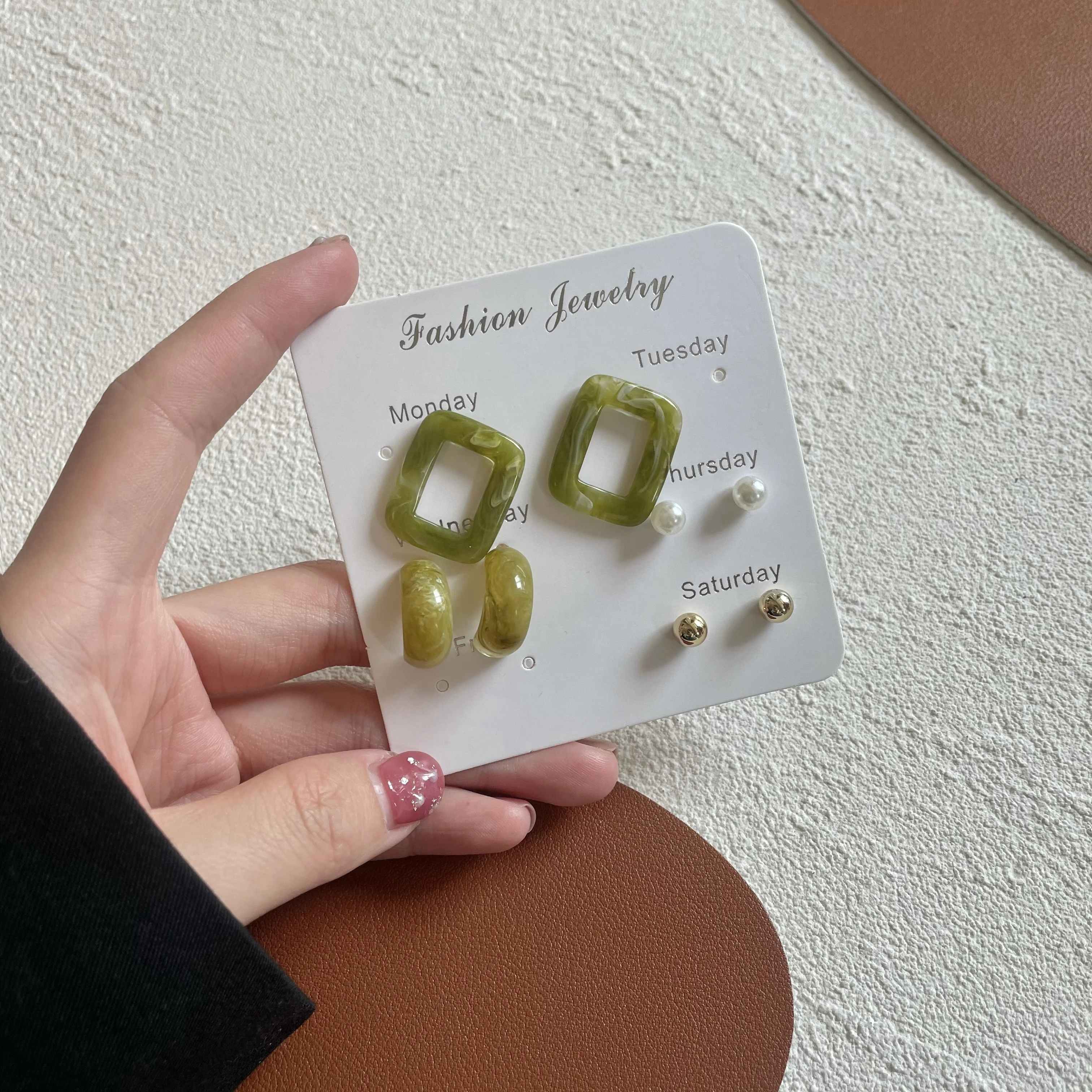 

Модные модные наборы сережек-гвоздиков из акрилового сплава для женщин корейские геометрические разноцветные акриловые жемчужные серьги-...