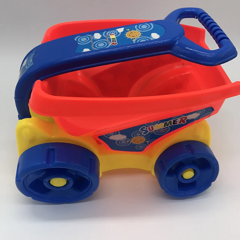 Пляжные пластиковые игрушки для детей и играющие на пляже вместе с членами семьи