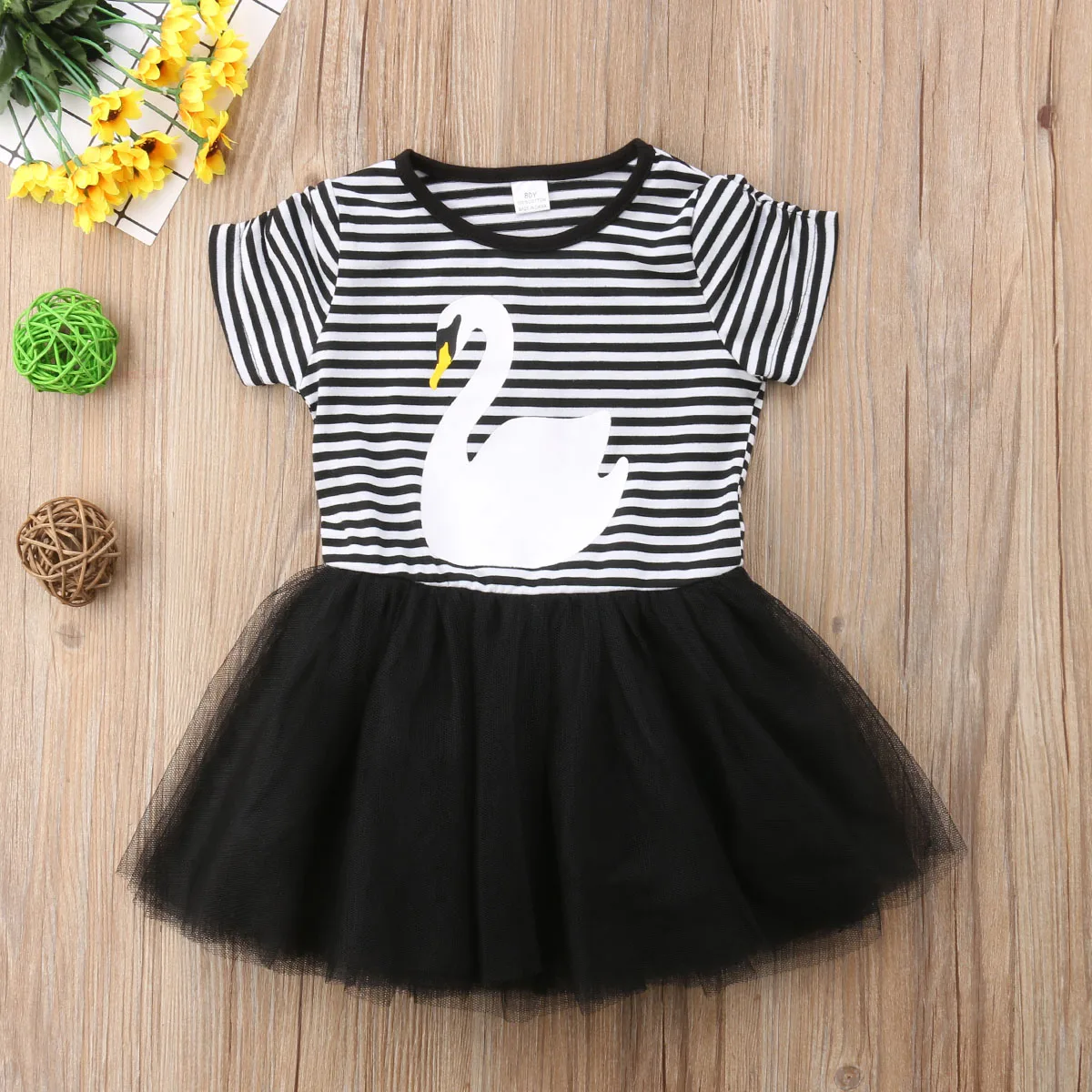 

Детское летнее платье-пачка с коротким рукавом и принтом лебедя