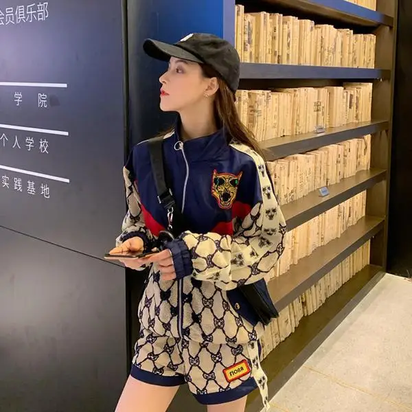 

Outfits 2021 new female spring and autumn net red retro leisure sports age reduction two-piece goddess fan