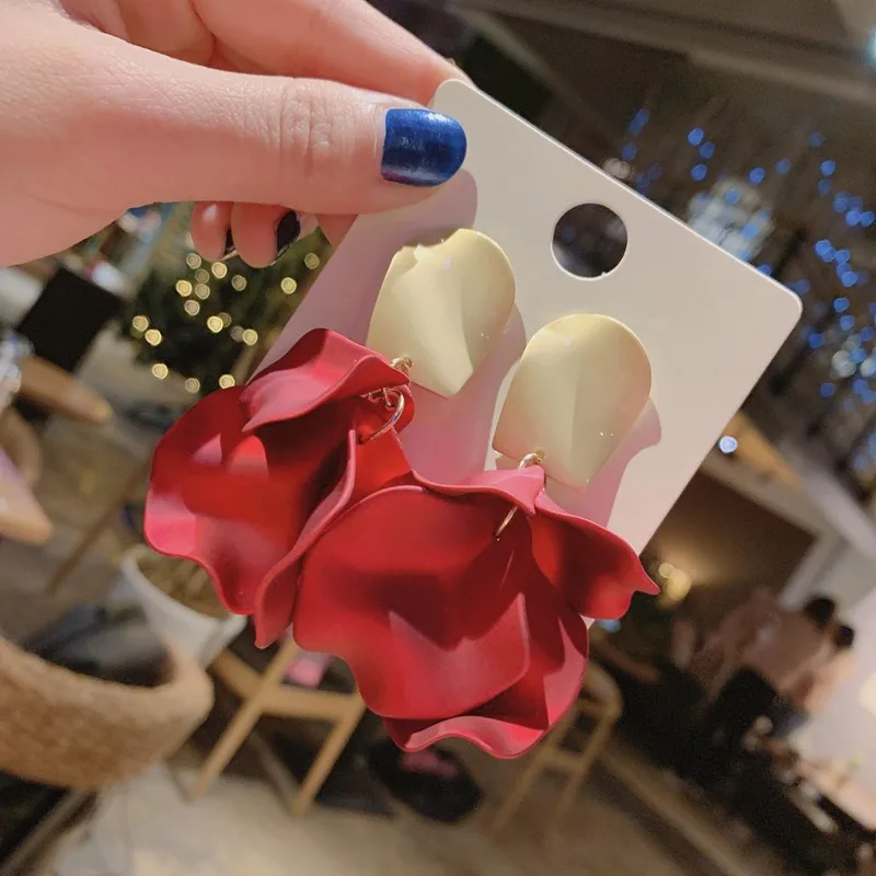 Женские серьги с красными лепестками цветка Эффектные модные ювелирные