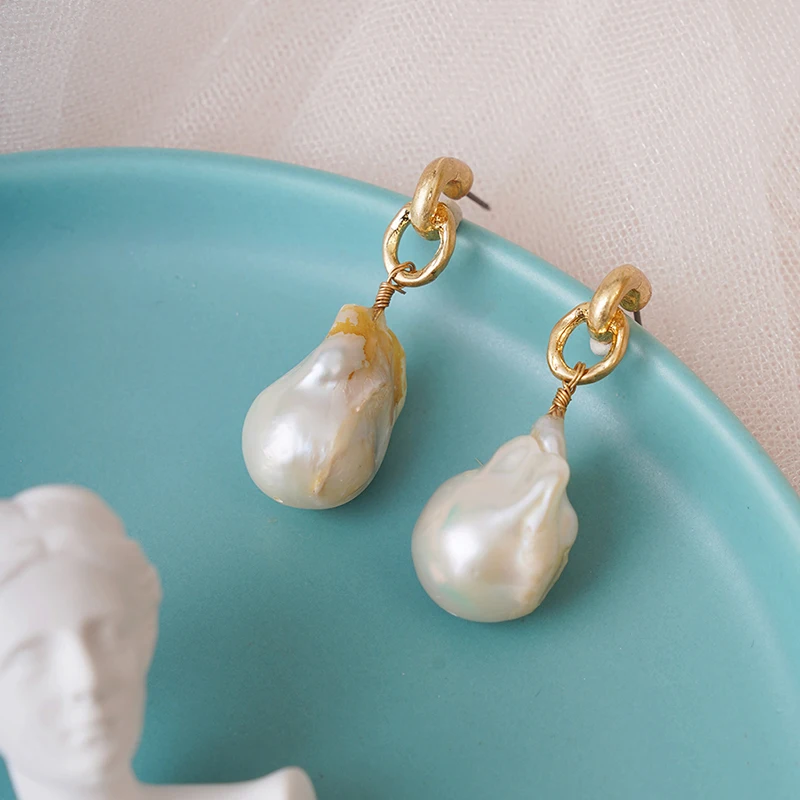 

Elegant Irregular Freshwater Pearl Pendant Earrings Easy-Match Geo Statement Stud Earrings Women Jewelry Gift Brincos