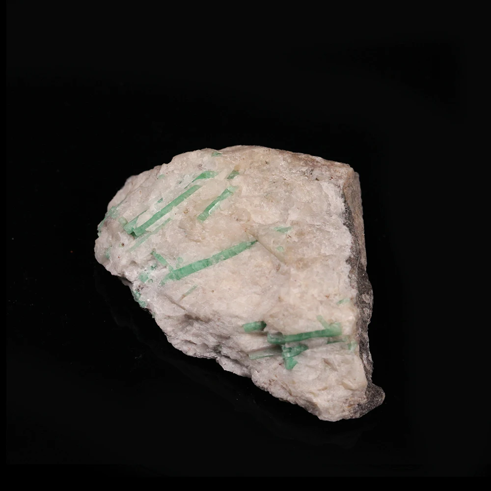 

C7-2 Natural Emerald Mineral stone crystals specimens form malipo wnshan Yunnan CHINA