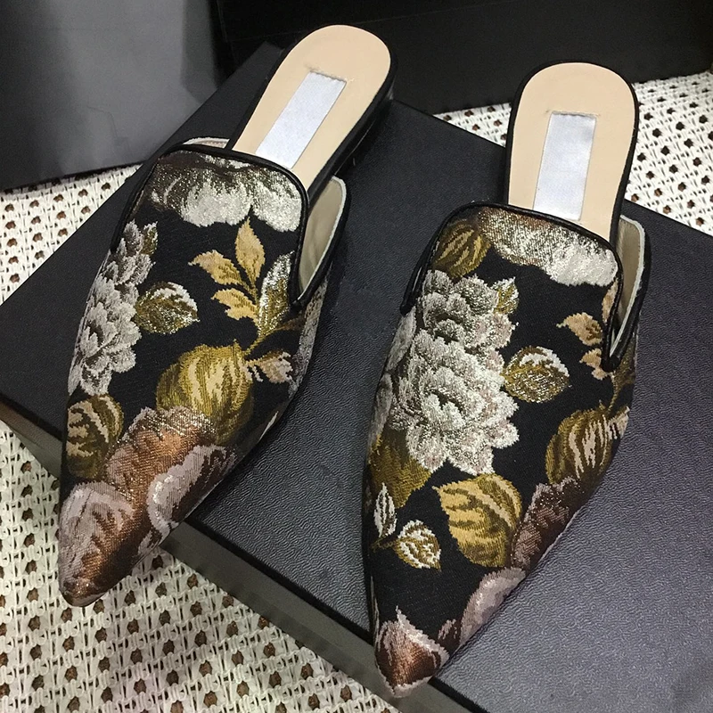 

2021 Spring New Arrival flat Slippers Women Ethnic style Flower Embroider Pointy toe shoes Half Covered Slides Brand Mules Shoes