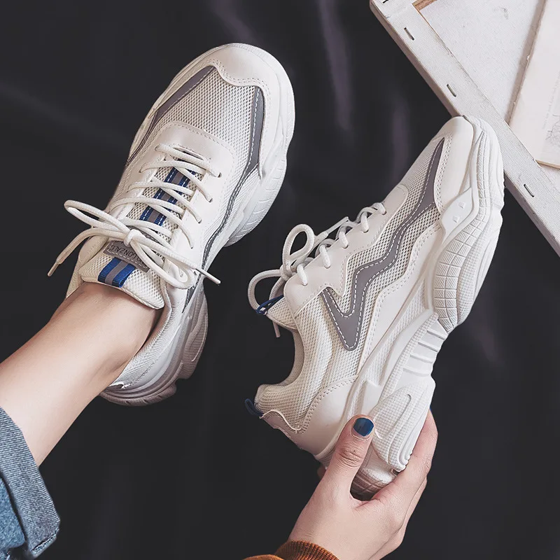 Женские кроссовки со светоотражающей платформой белые массивные на шнуровке