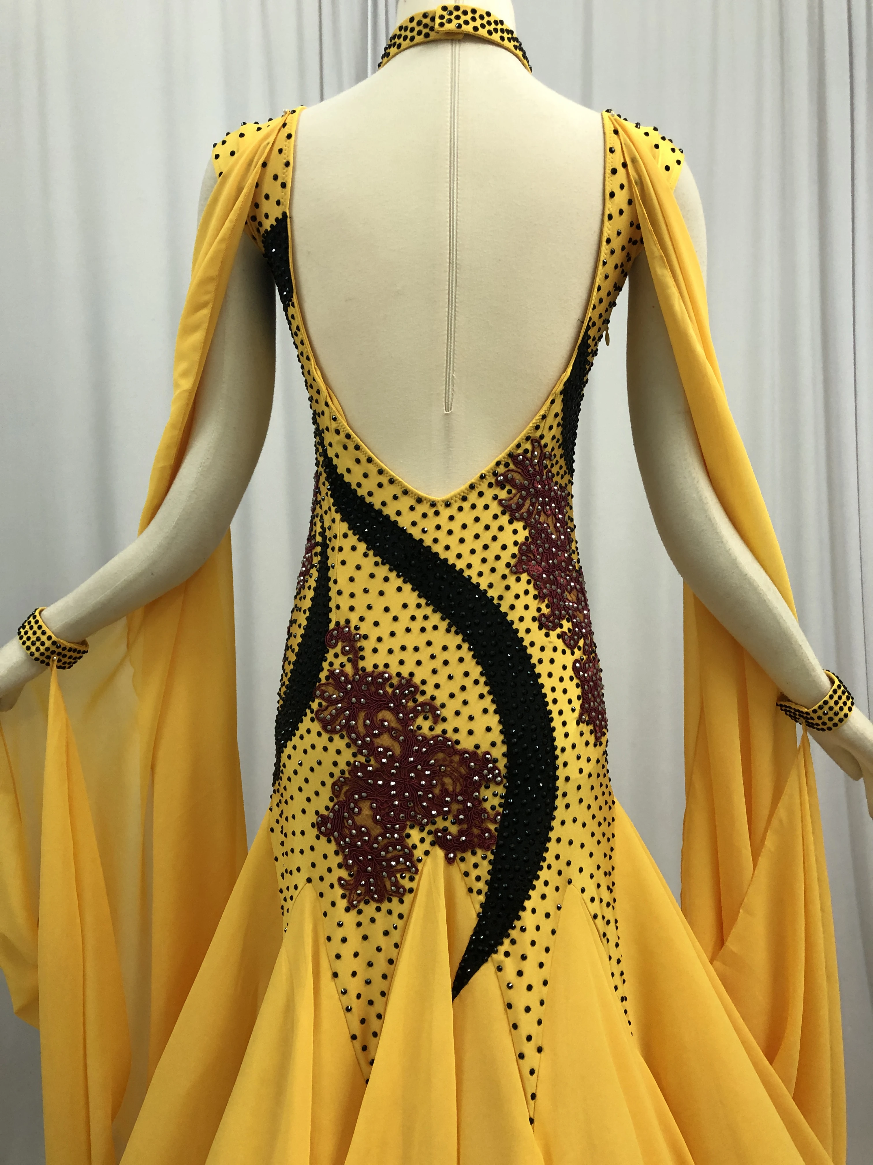 Женское платье для Бальных соревнований желтое с длинным рукавом вальса