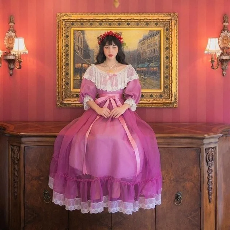 Фиолетовое кружевное платье из органзы с оборками на одно плечо викторианское