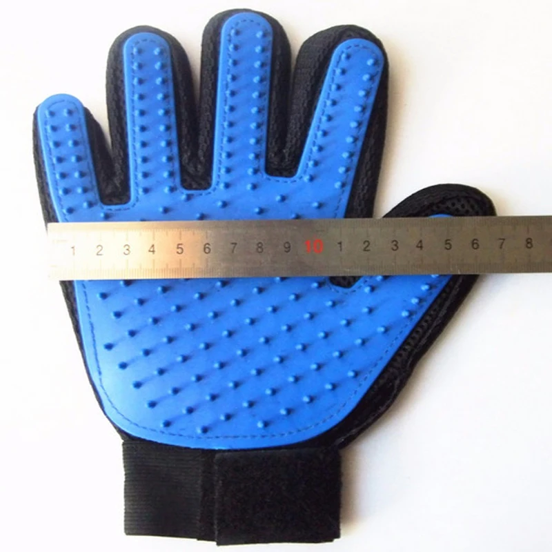 Силиконовая щетка для вычесывания собак и кошек перчатка бережного эффективного