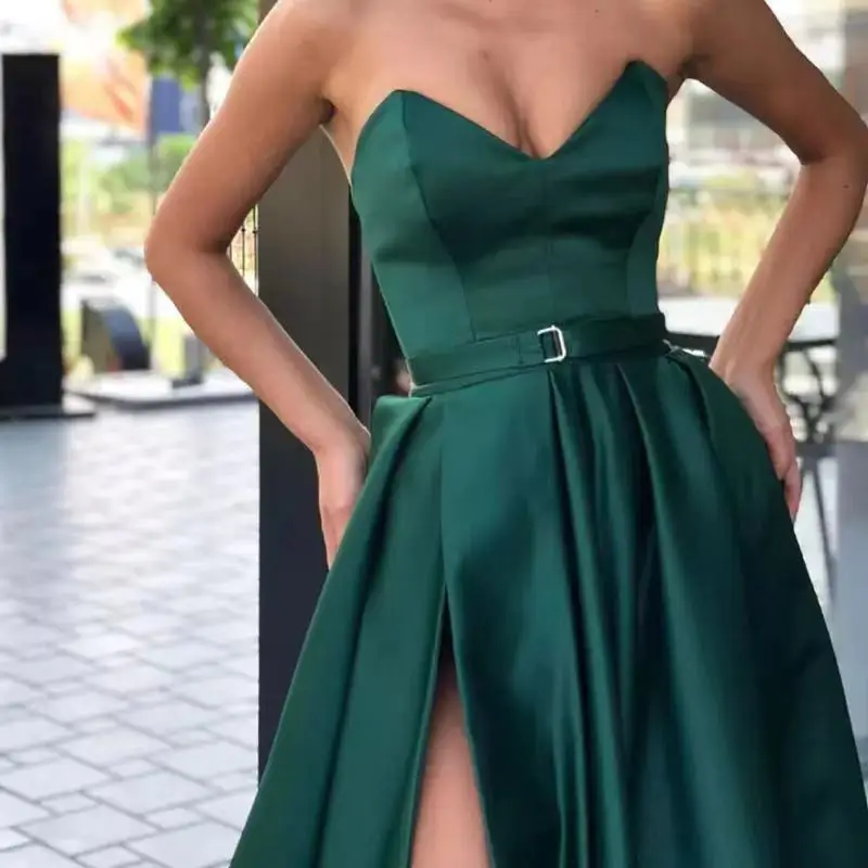 Женское атласное вечернее платье темно-зеленое длинное с V-образным вырезом и