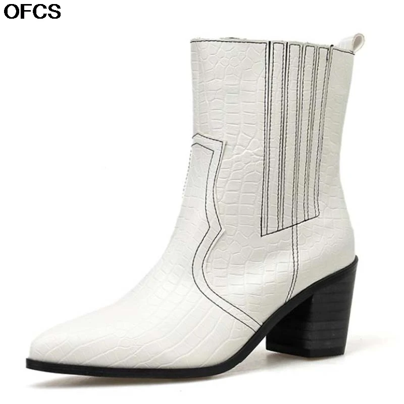Белые черные ботинки из искусственной кожи со змеиным верхом и острым носком на