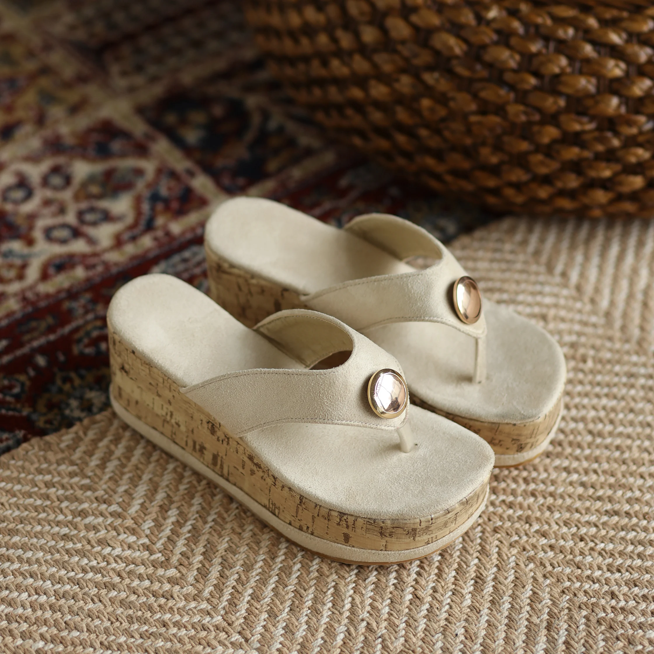 

Flock Flip Flops Flat Slippers Metal Decorative Platform Wood Grain Platform Outdoor Slippers 2021 Sports Sandals