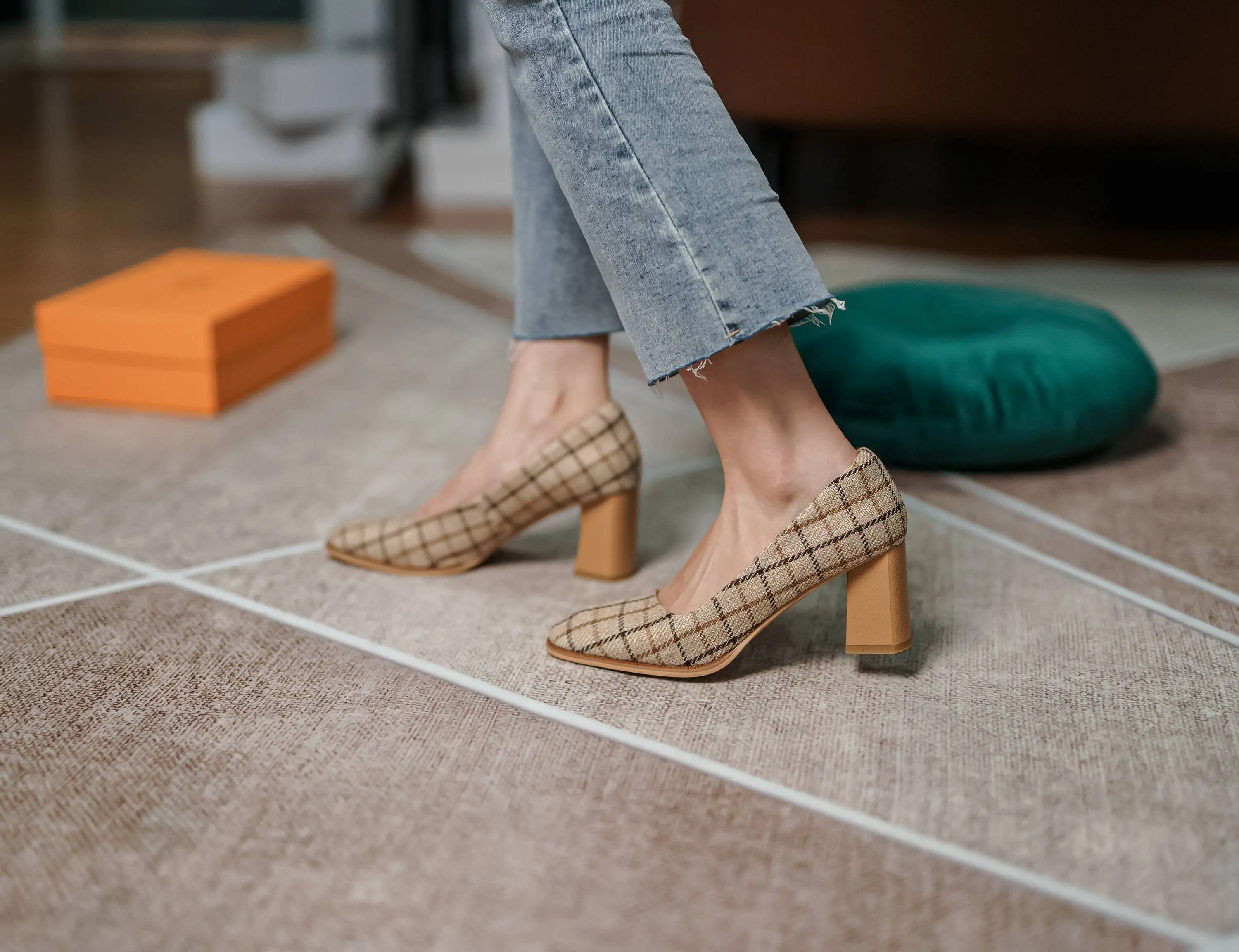 

Lanxuryee nightclub fashion gingham high quality fashion square toe thick high heel slip on beauty lady mature women pumps L78
