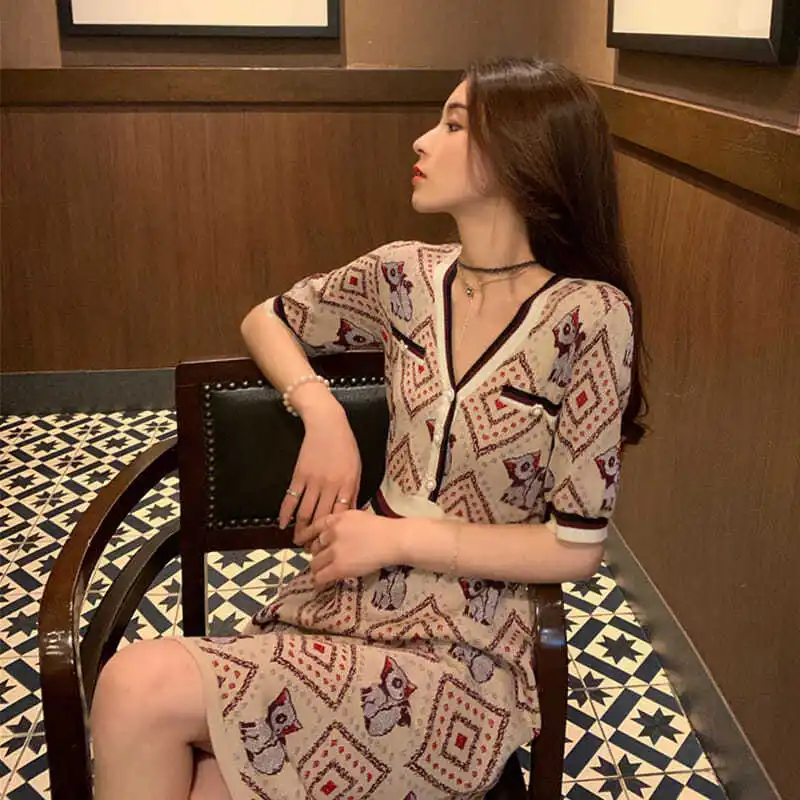 

2021 Spring and Summer New Women's Clothing Tight Waist Slimming Sense of Design Niche V-neck Elegant Dress