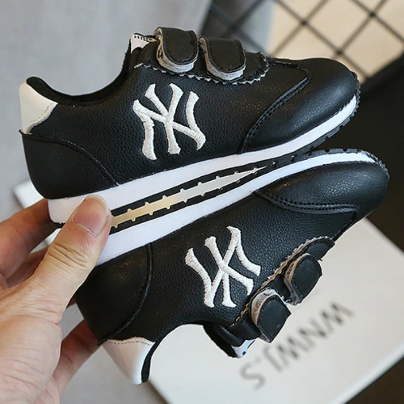 Детская обувь для отдыха и дышащие сникерсы на мягкой подошве Новая модная