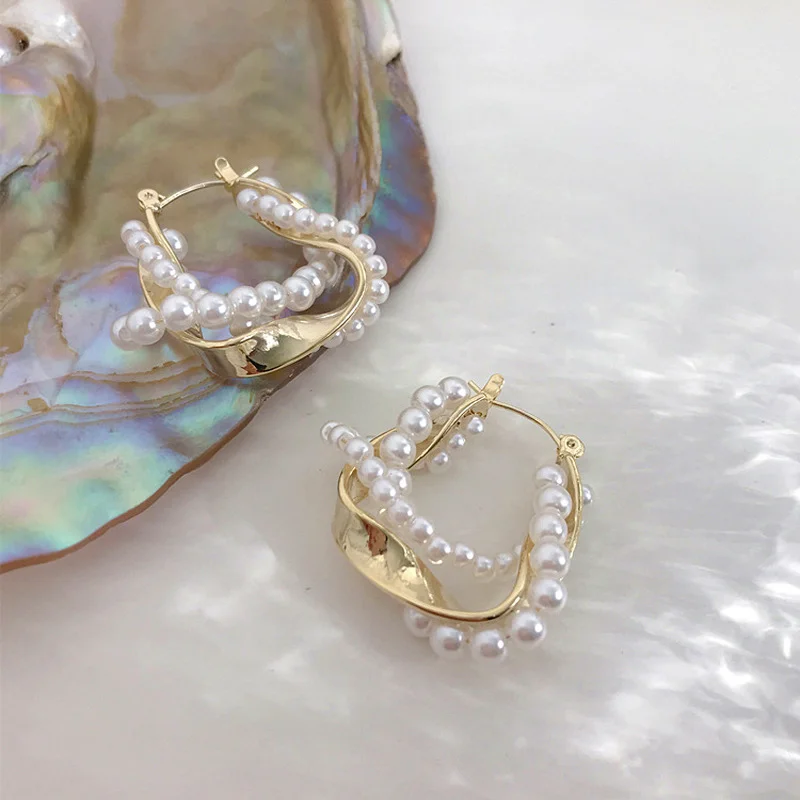 

Charming U Shape Twisted Simulated Pearl Hoop Earrings for Women Brass Gold Color Twisted Hollow Earrings Statement Jewelry