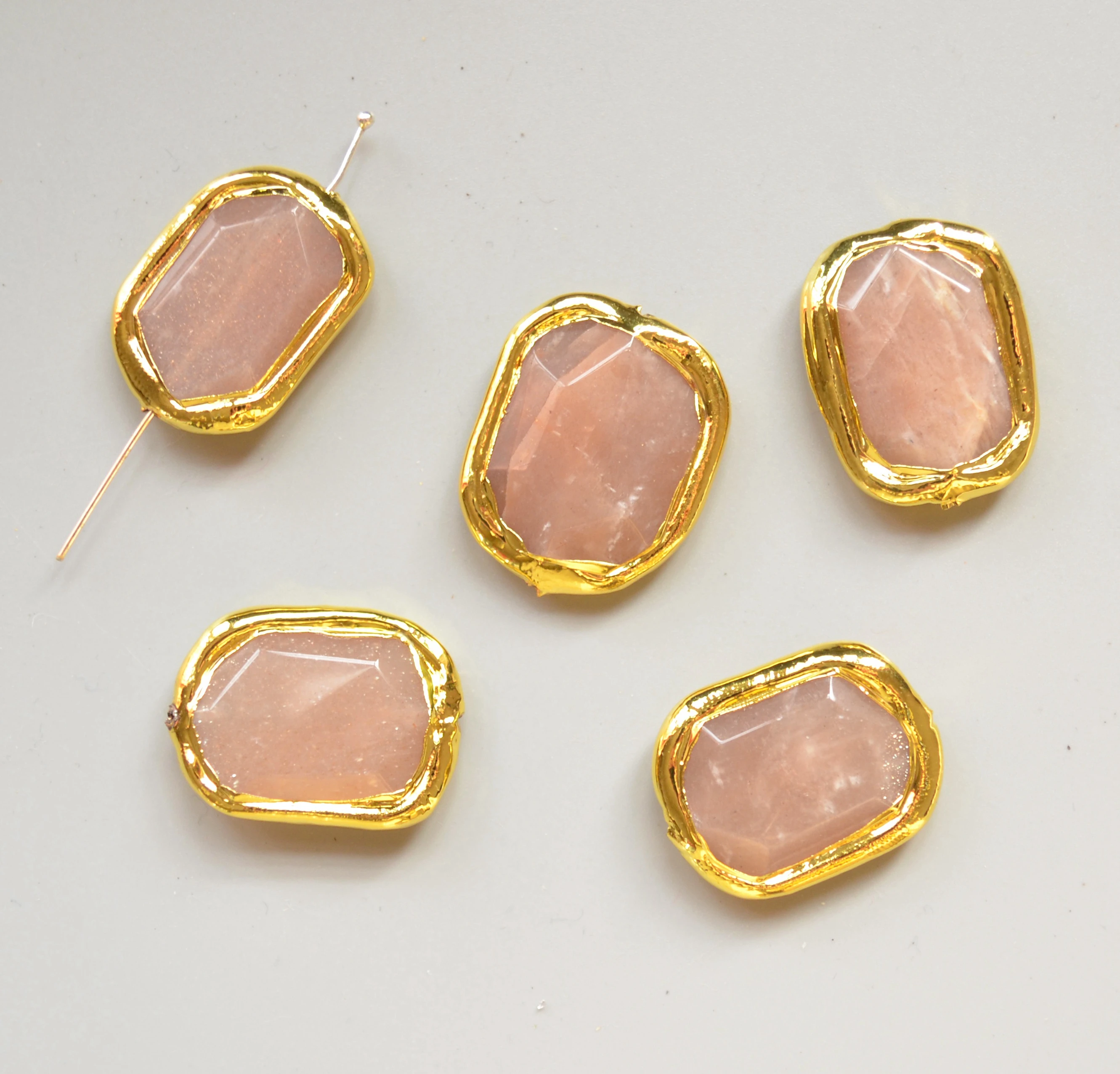 Натуральные бусины-соединители sunstone с золотыми гальваническими краями для