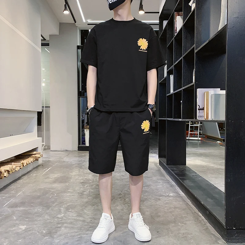 Мужской спортивный костюм из двух предметов: футболка и шорты | Мужская одежда